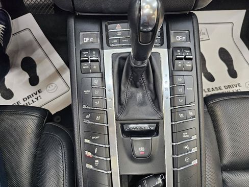 Used 2017 Porsche Macan Turbo AWD/4WD image 35