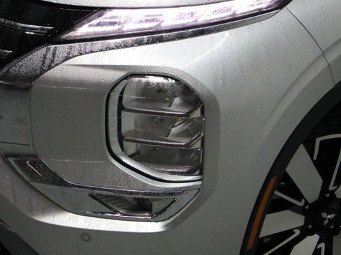 New 2025 Mitsubishi Outlander SE image 2