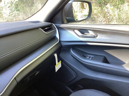 New 2025 Jeep Grand Cherokee L Laredo w/ Luxury Tech Group I image 31