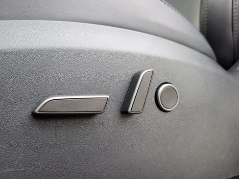 Used 2024 Tesla Model Y Long Range AWD/4WD image 23