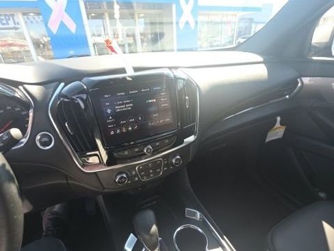 Certified 2023 Chevrolet Traverse LT w/ Rear Camera Mirror Package image 4
