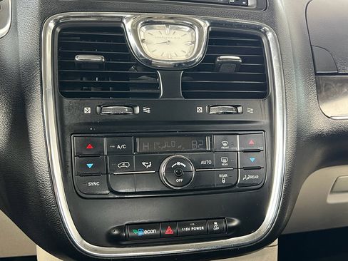 Used 2016 Chrysler Town & Country Touring image 21