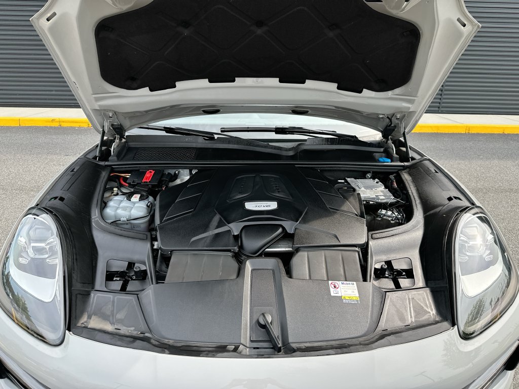 Certified 2023 Porsche Cayenne AWD/4WD image 33