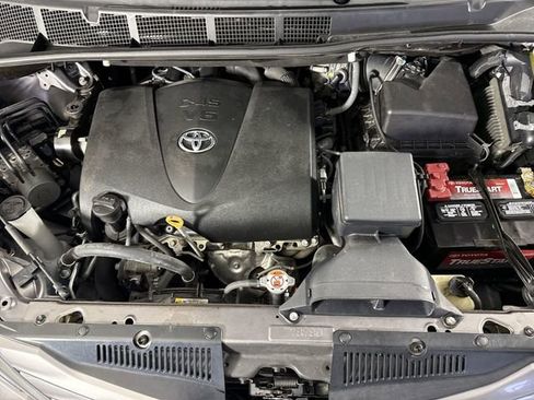 Used 2017 Toyota Sienna XLE image 29