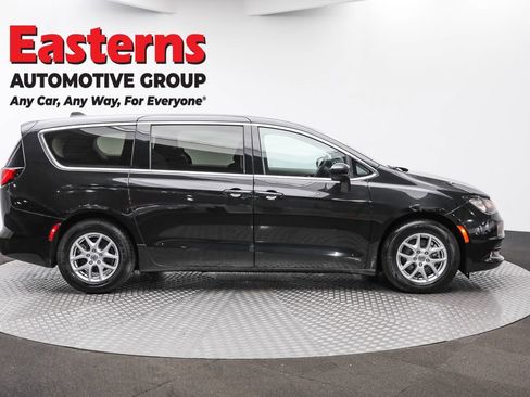Used 2023 Chrysler Voyager LX FWD image 4