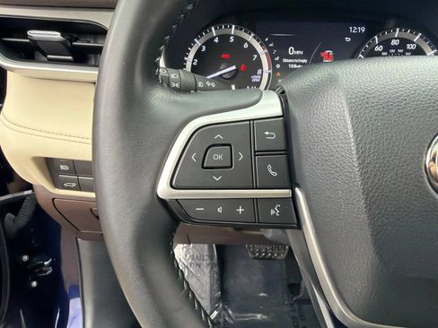 Used 2022 Toyota Highlander XLE AWD/4WD image 13