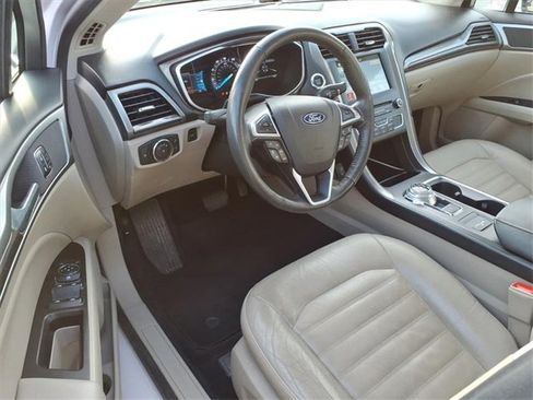 Used 2017 Ford Fusion SE w/ Fusion SE Technology Package image 17