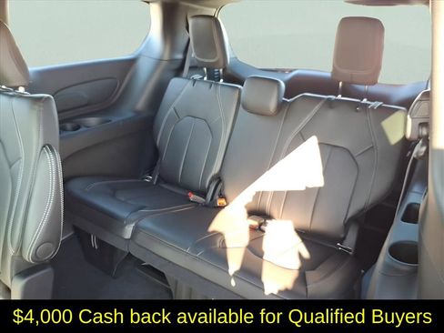 New 2026 Chrysler Pacifica Select image 10
