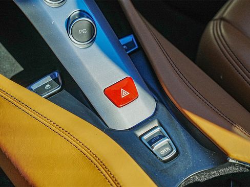 Used 2018 Ferrari California T image 25