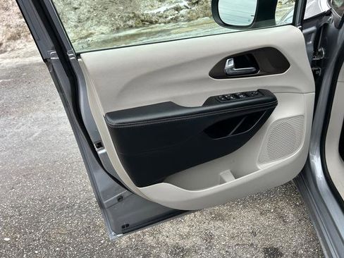 Used 2020 Chrysler Voyager Lxi image 9