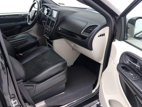 Used 2019 Dodge Grand Caravan SXT FWD image 19