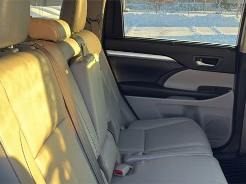 Used 2017 Toyota Highlander XLE image 31