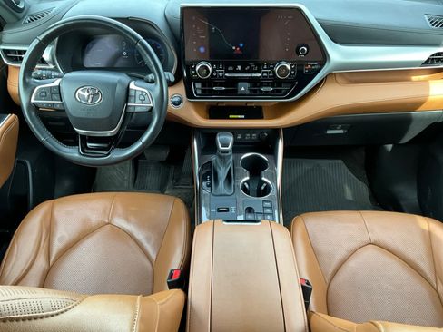 Used 2023 Toyota Highlander Platinum image 15