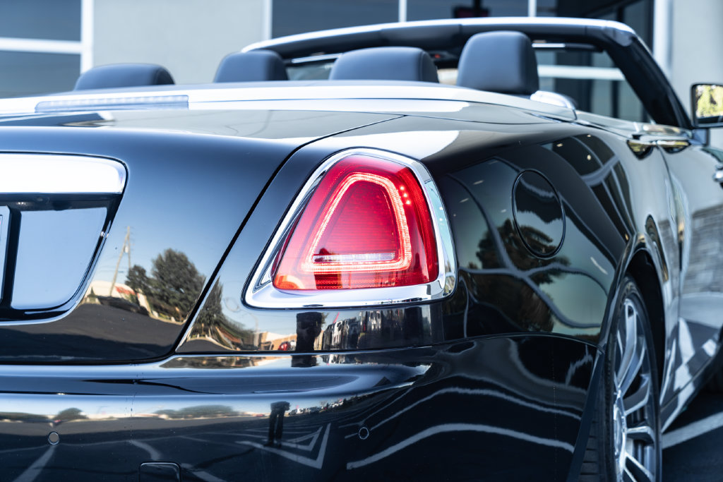 Used 2018 Rolls-Royce Dawn RWD image 13