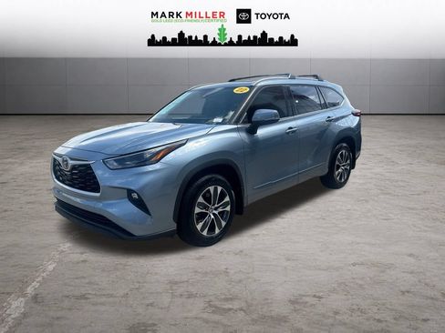 Used 2022 Toyota Highlander XLE AWD/4WD image 1