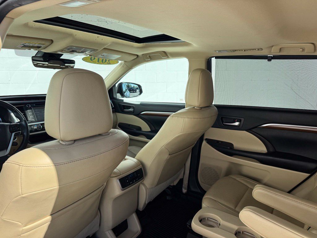 Used 2019 Toyota Highlander Limited FWD image 26