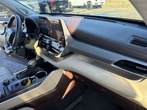 Used 2021 Toyota Highlander Platinum image 36