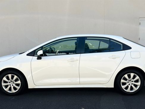 Used 2022 Toyota Corolla LE image 2