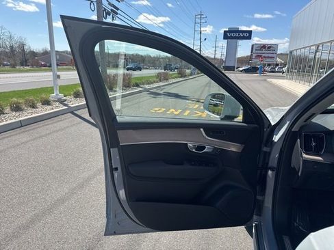 Certified 2025 Volvo XC90 B6 Plus image 19