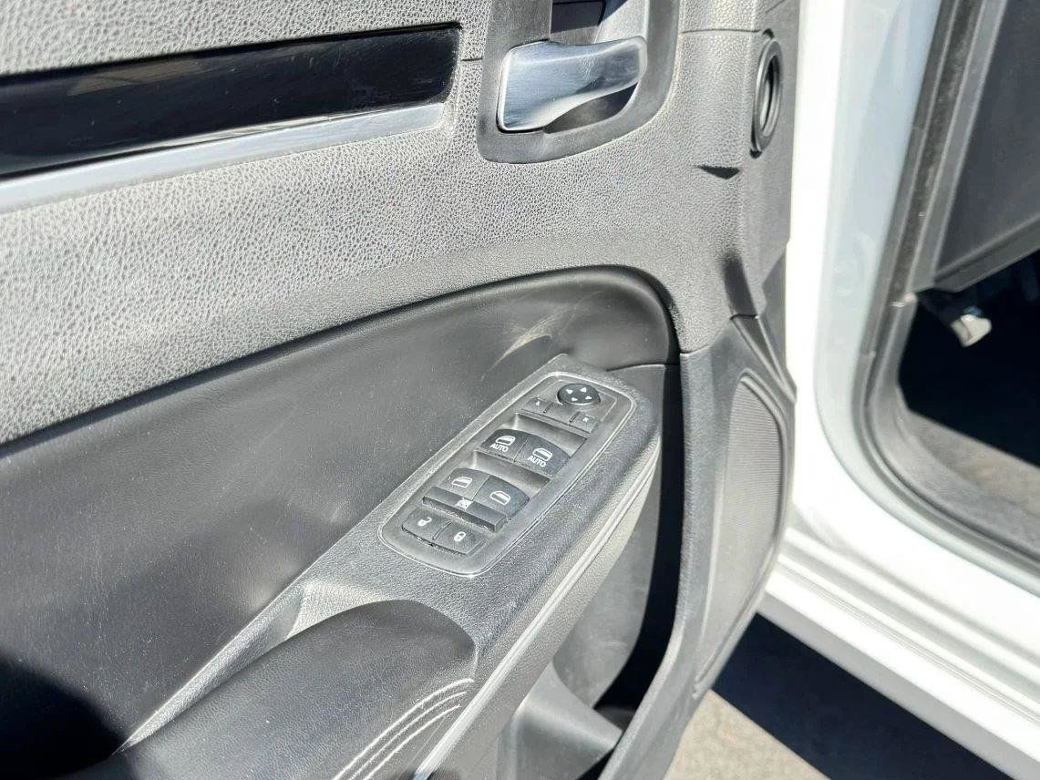Used 2019 Chrysler 300 S AWD/4WD image 11