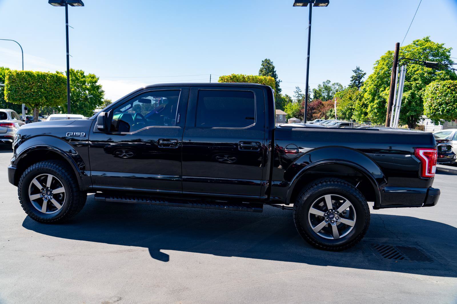Used 2017 Ford F150 XLT w/ Equipment Group 302A Luxury AWD/4WD image 12