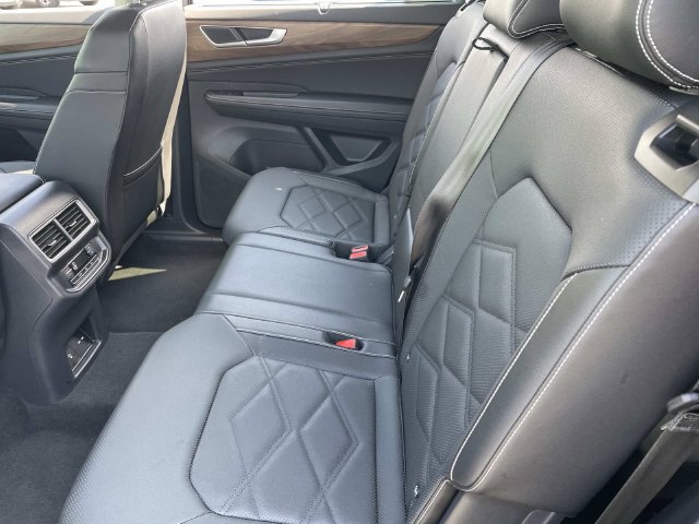 Used 2025 Volkswagen Atlas SE AWD/4WD image 16