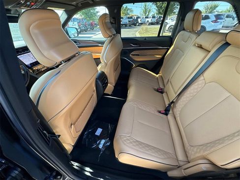 New 2025 Jeep Grand Cherokee Summit w/ Obsidian Package image 18