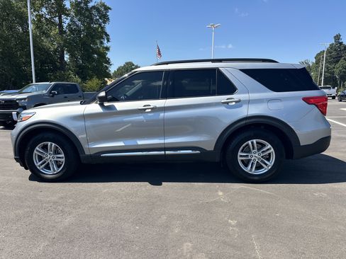 Used 2022 Ford Explorer XLT RWD image 2