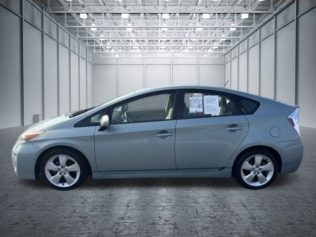Used 2014 Toyota Prius Five FWD image 2