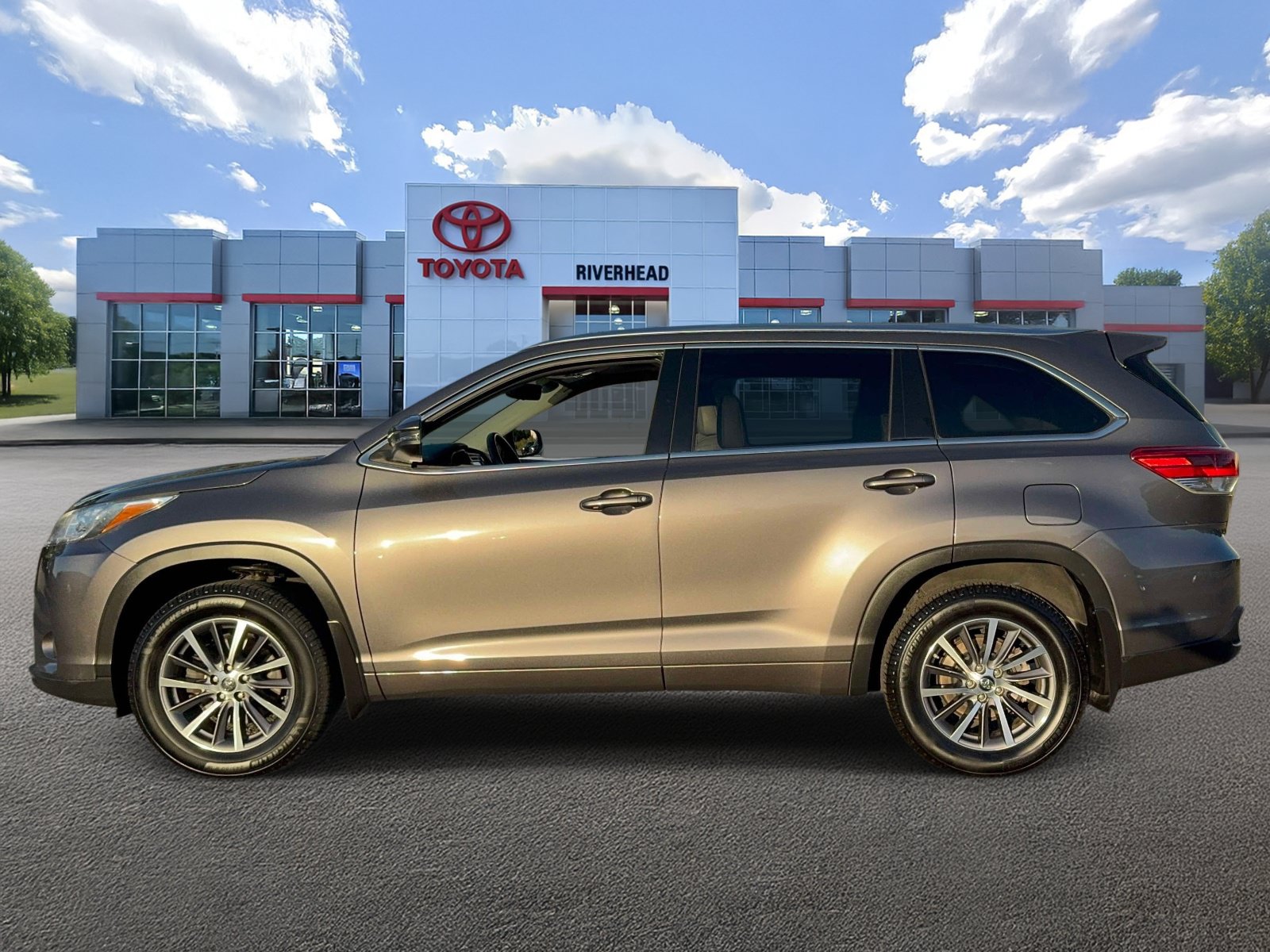 Used 2018 Toyota Highlander XLE AWD/4WD image 3