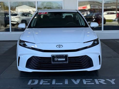 Used 2025 Toyota Camry LE image 4