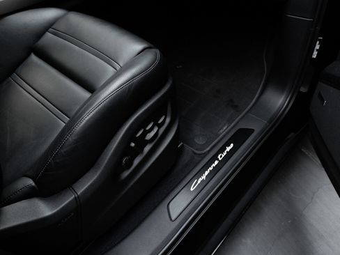 Certified 2025 Porsche Cayenne Turbo AWD/4WD image 42