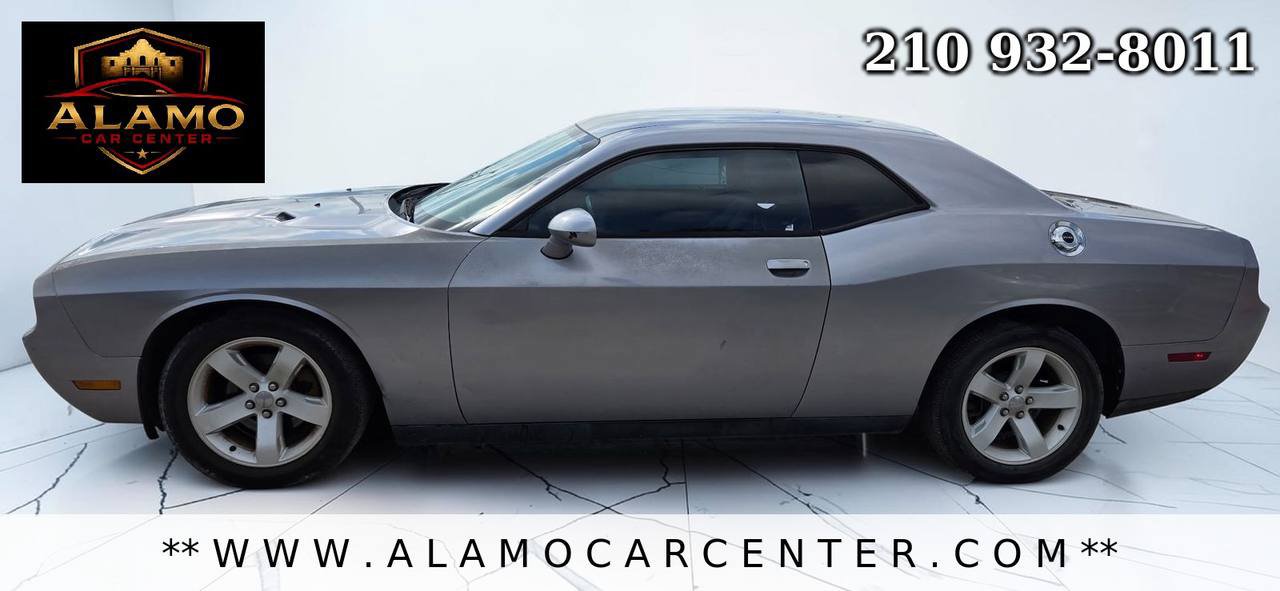 Used 2014 Dodge Challenger SXT RWD image 2