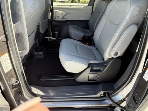 Certified 2022 Toyota Sienna XLE FWD image 13
