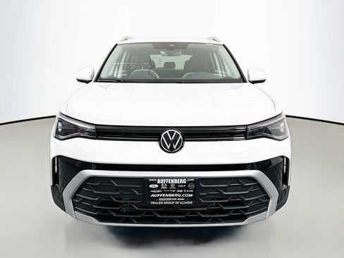 New 2026 Volkswagen Taos SE image 2