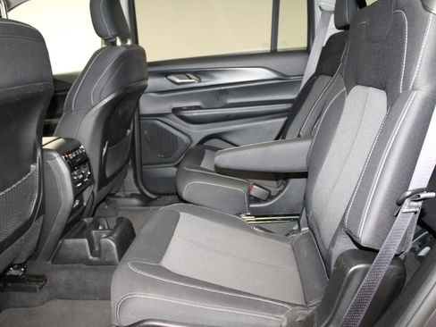 Used 2023 Jeep Grand Cherokee L Laredo image 22