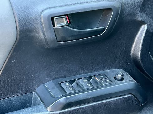 Used 2020 Toyota Tacoma SR w/ SR Convenience Package RWD image 15