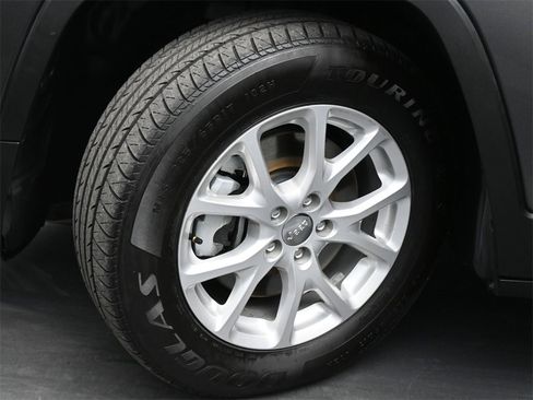 Used 2018 Jeep Cherokee Latitude Plus image 16