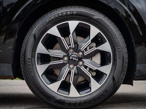 Used 2024 Kia Carnival EX image 9