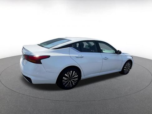 Used 2025 Nissan Altima 2.5 SV FWD image 12