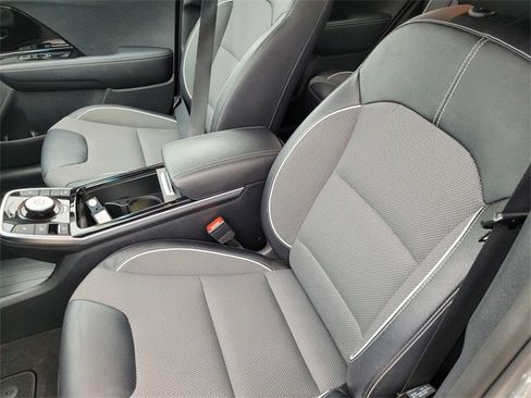 Used 2022 Kia Niro EX image 16