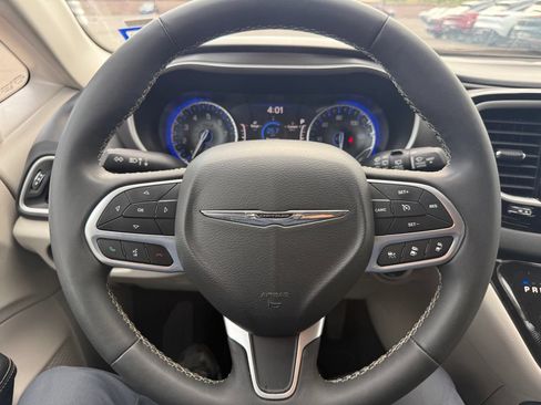 Used 2024 Chrysler Pacifica Touring-L FWD image 19