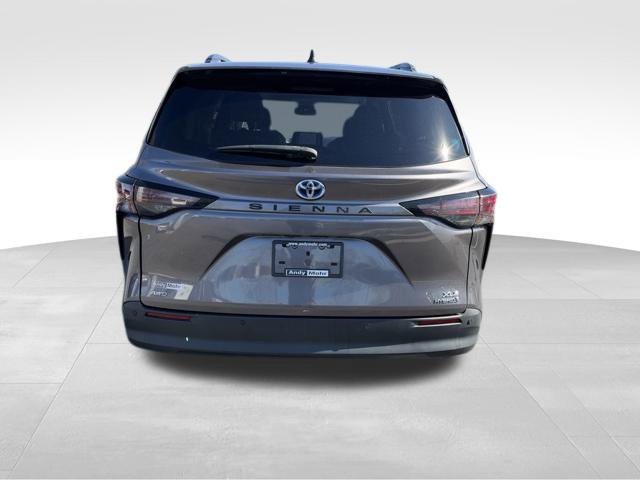 Used 2023 Toyota Sienna XLE AWD/4WD image 6