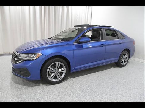 Certified 2024 Volkswagen Jetta SE w/ Panoramic Sunroof Package FWD image 3