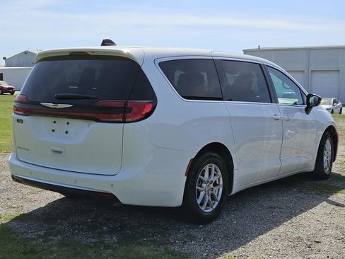 Used 2024 Chrysler Pacifica Touring-L image 7