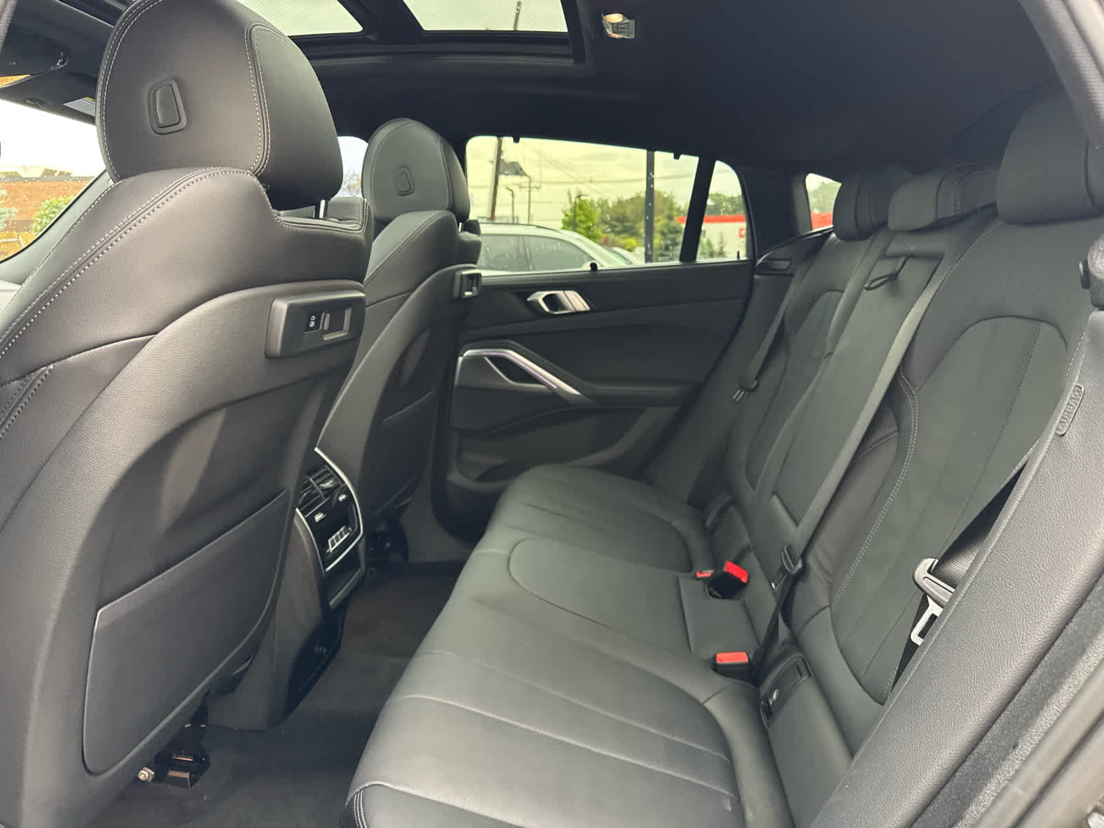 Used 2022 BMW X6 xDrive40i w/ Executive Package AWD/4WD image 18