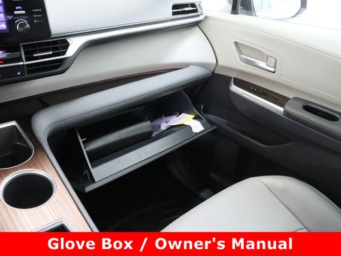 Certified 2021 Toyota Sienna XLE image 24