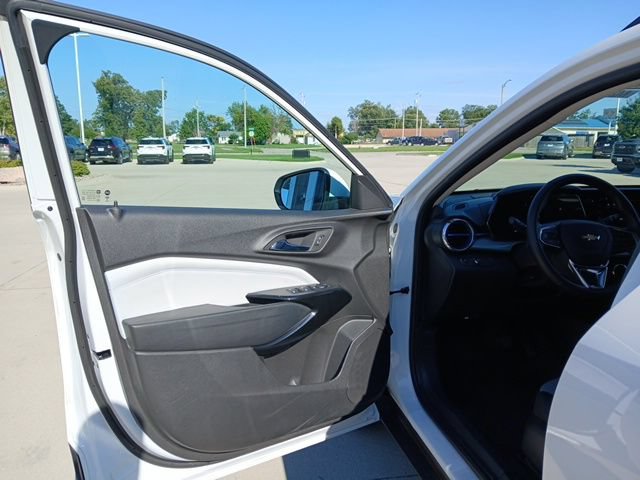 Used 2025 Chevrolet Trax LT w/ Driver Confidence Package FWD image 9