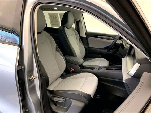 Used 2025 Volkswagen Tiguan SE w/ Panoramic Sunroof Package AWD/4WD image 7
