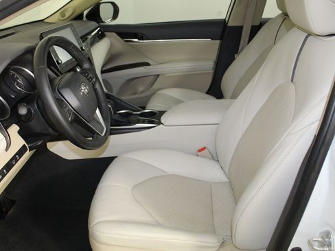 Used 2021 Toyota Camry XLE w/ Navigation Upgrade Package image 4